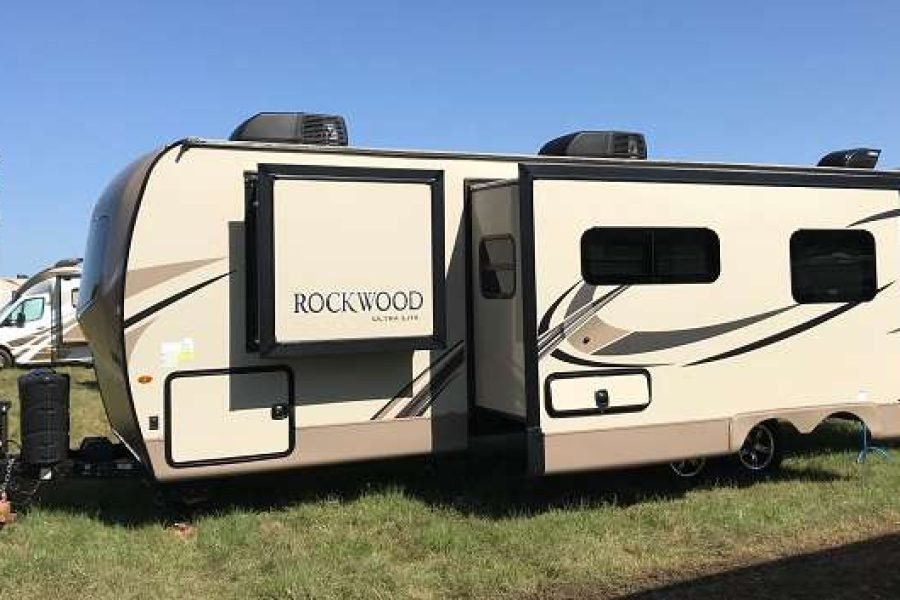 Travel Trailer – 2 slide out – ROCKWOOD